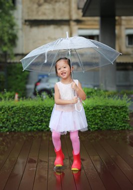 Sevimli küçük kız şemsiye yağmur ile