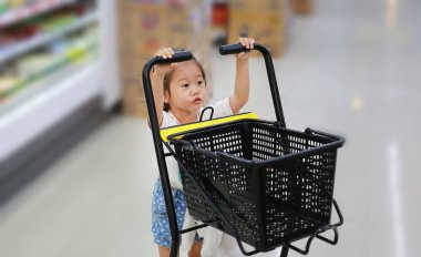 Süpermarkette alışveriş kız küçük çocuk.