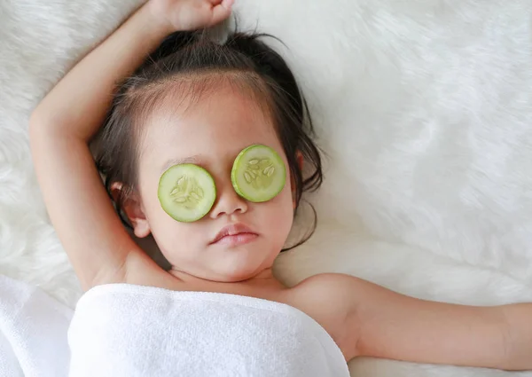 Cute Little Child Girl Slice Cucumber Her Eye Concept Skin — Stock Photo, Image