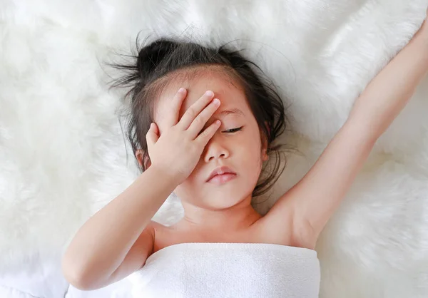 Ребенок Девочка Полотенце Лежит Кровати Утро — стоковое фото