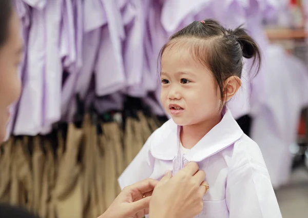 Moeder Probeert Dressing School Uniform Voor Haar Dochter Kinderen Van — Stockfoto