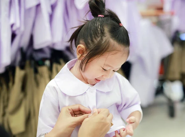 Moeder Probeert Dressing School Uniform Voor Haar Dochter Kinderen Van — Stockfoto