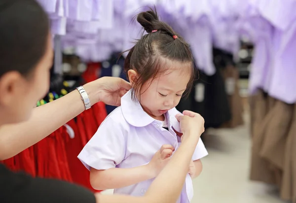 Moeder Probeert Dressing School Uniform Voor Haar Dochter Kinderen Van — Stockfoto