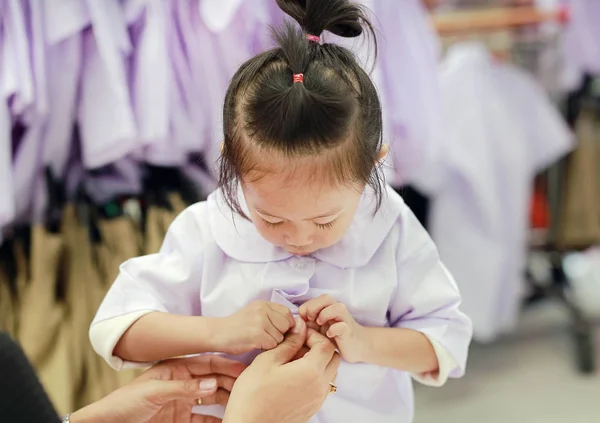 Moeder Probeert Dressing School Uniform Voor Haar Dochter Kinderen Van — Stockfoto