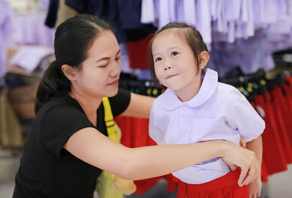 Moeder Probeert Dressing School Uniform Voor Haar Dochter Kinderen Van — Stockfoto