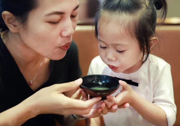 Bonne Petite Fille Mère Soufflant Soupe Miso Chaude Restaurant Japonais — Photo