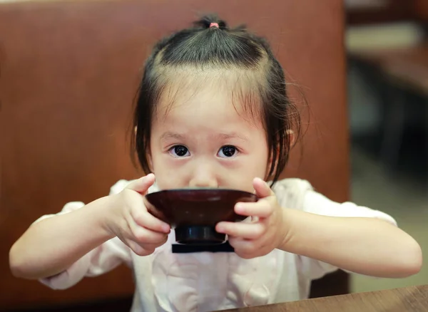 Azjatycki Dziecko Dziewczynka Jedzenie Restauracja Japońska Zupa Miso — Zdjęcie stockowe