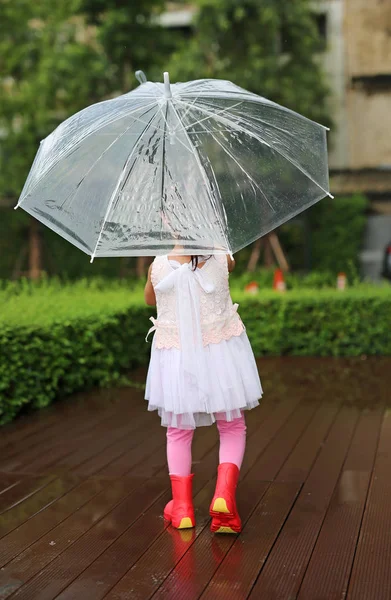 雨の中で傘のかわいい女の子 — ストック写真