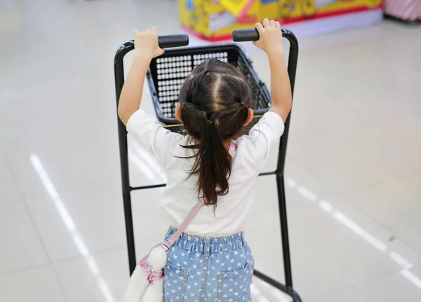 Klein Kind Meisje Winkelen Bij Supermarkt — Stockfoto