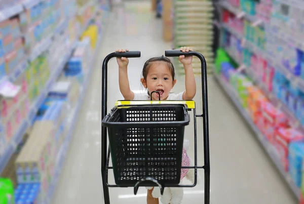 Kleines Mädchen Beim Einkaufen Supermarkt — Stockfoto