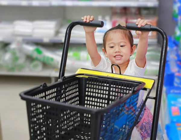 Pequena Criança Menina Compras Supermercado — Fotografia de Stock