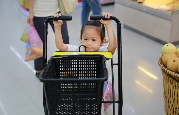 Klein Kind Meisje Winkelen Bij Supermarkt — Stockfoto