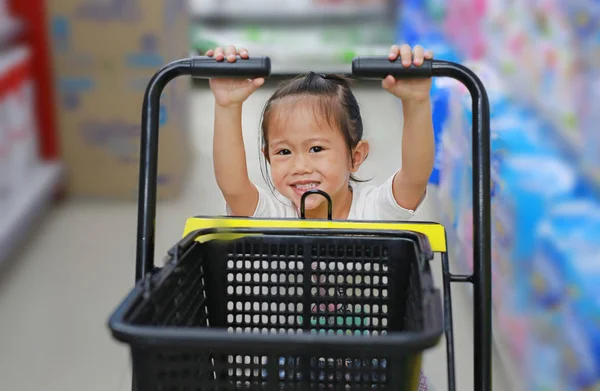 Pequena Criança Menina Compras Supermercado — Fotografia de Stock