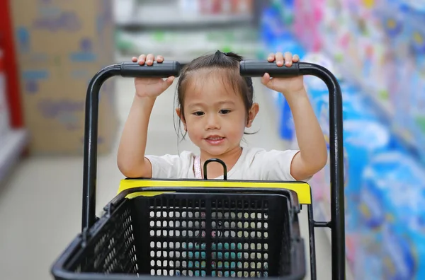 Klein Kind Meisje Winkelen Bij Supermarkt — Stockfoto