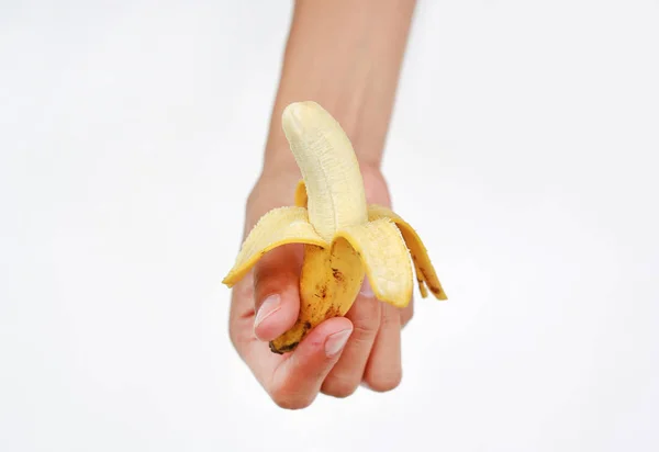 Hand Hält Bananenschale Auf Weißem Hintergrund — Stockfoto