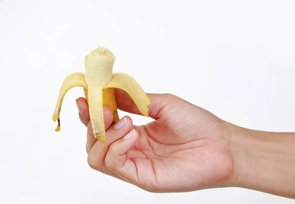 Mão Segurando Mordida Banana Fundo Branco — Fotografia de Stock