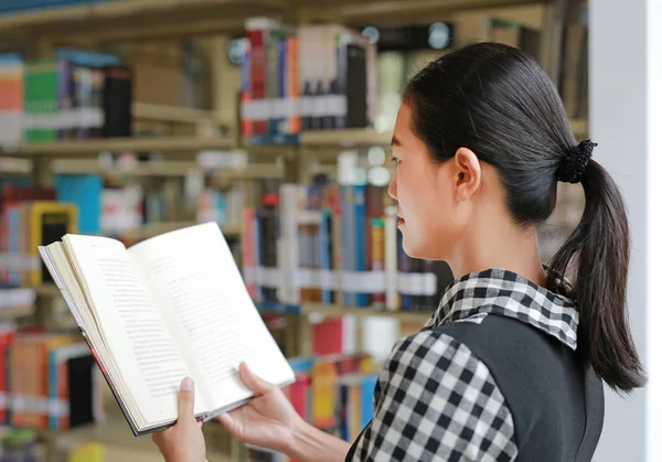 Joven Mujer Asiática Leyendo Libro Biblioteca — Foto de Stock