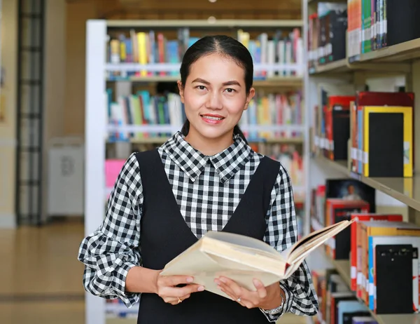 Joven Mujer Asiática Leyendo Libro Biblioteca — Foto de Stock