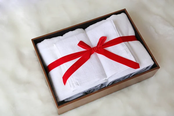 人工毛皮の背景にレザー ボックスに白いタオル ギフト — ストック写真