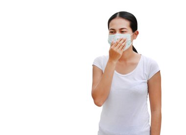 Beyaz arka plan üzerinde izole koruyucu maske giyen kadın