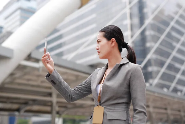 Güzel Kadını Elleri Açık Havada Bir Akıllı Telefon Üzerinde Çalışıyor — Stok fotoğraf