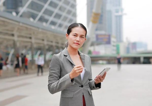 Güzel Kadını Elleri Açık Havada Bir Akıllı Telefon Üzerinde Çalışıyor — Stok fotoğraf