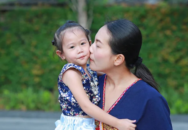 Portret Matki Córki Tradycyjnych Songkran Festiwalu Sukienka Całowanie — Zdjęcie stockowe