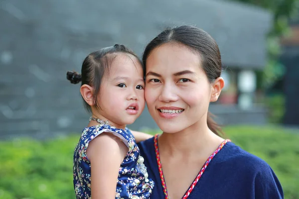 Portrait Mère Fille Dans Robe Traditionnelle Festival Songkran Câlins — Photo
