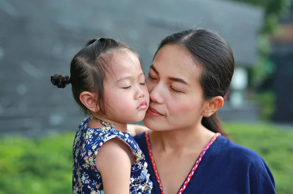 Portrait Mother Daughter Traditional Songkran Festival Dress Kiss — Stok Foto
