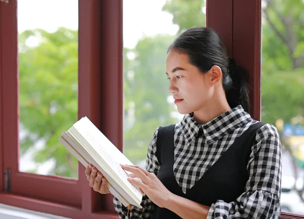 Joven Mujer Asiática Leyendo Libro Biblioteca — Foto de Stock