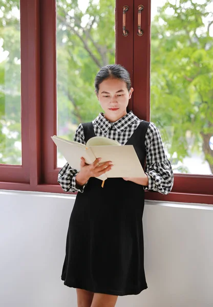 Jovem Mulher Asiática Lendo Livro Biblioteca — Fotografia de Stock