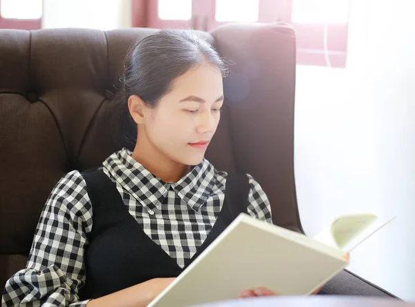 Joven Mujer Asiática Leyendo Libro Biblioteca — Foto de Stock