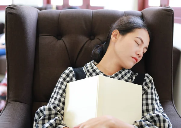 Młoda Kobieta Azjatyckich Relaks Spanie Bibliotece — Zdjęcie stockowe