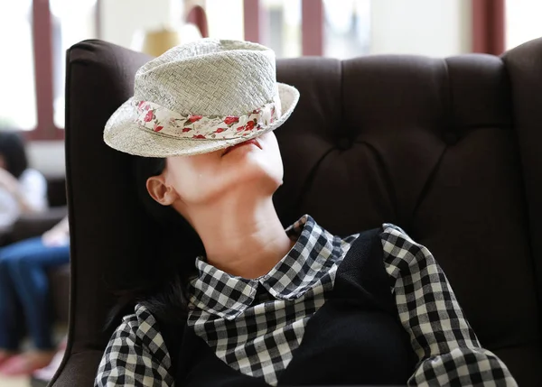 Wanita Asia Muda Tidur Dengan Topi Wajah Perpustakaan — Stok Foto