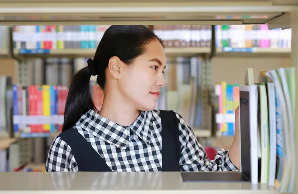 Jeune Femme Asiatique Recherche Sur Bibliothèque Dans Bibliothèque — Photo