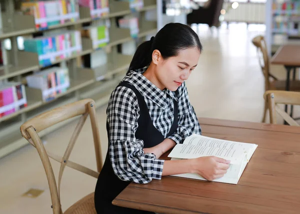 Joven Mujer Asiática Leyendo Libro Biblioteca — Foto de Stock