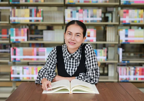 Νεαρά Ασιατικές Γυναίκα Ανάγνωση Βιβλίων Στη Βιβλιοθήκη — Φωτογραφία Αρχείου