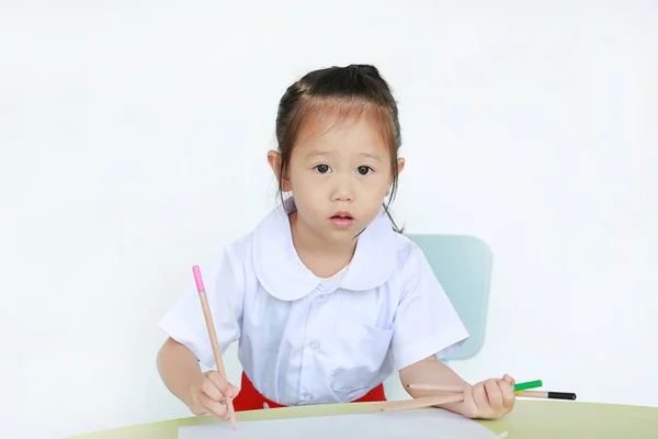 Asiatiska Barn Skoluniform Som Med Penna Som Skriver Tabell Isolerad — Stockfoto