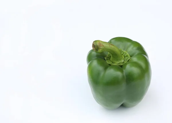 Grüne Paprika Isoliert Auf Weißem Hintergrund — Stockfoto
