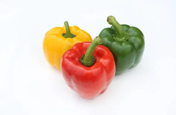 Grüne Rote Und Gelbe Paprika Isoliert Auf Weißem Hintergrund — Stockfoto