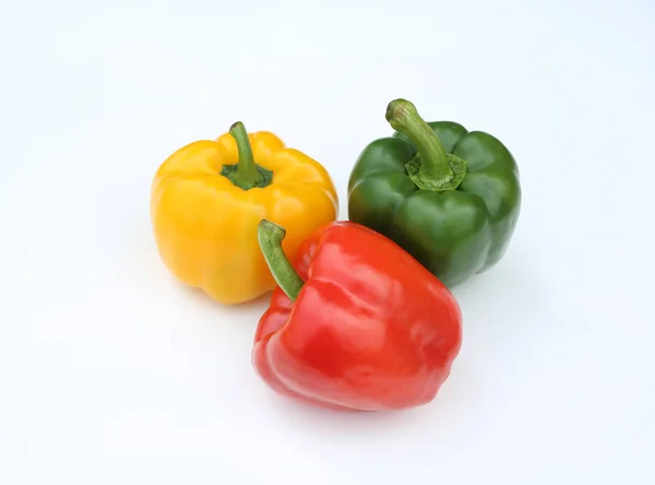 Grüne Rote Und Gelbe Paprika Isoliert Auf Weißem Hintergrund — Stockfoto