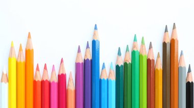 Beyaz arkaplanda renkli kalemler