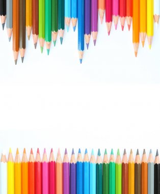 Beyaz arkaplanda renkli kalemler