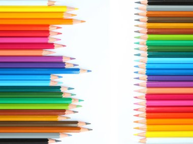 Beyaz arkaplanda renkli kalemler