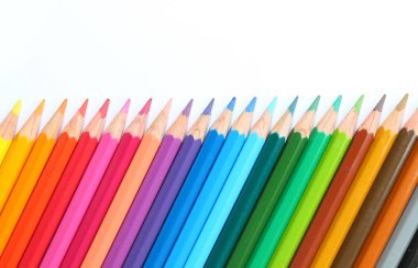 Beyaz arkaplanda renkli kalemler