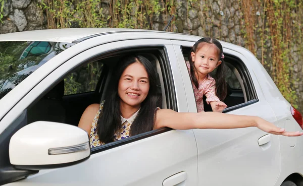 Glückliche Junge Frau Und Ihr Kleines Mädchen Auf Dem Rücksitz — Stockfoto