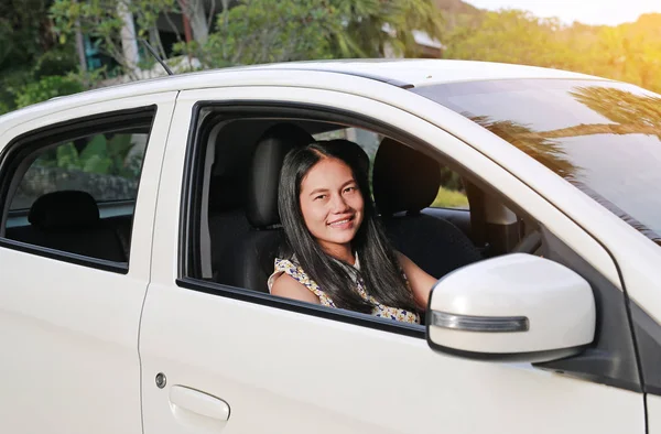 Щаслива Молода Азіатка Машині Під Час Водіння — стокове фото