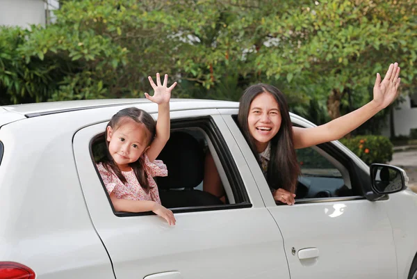 Matka Dziecko Dziewczyna Siedzi Samochód Patrząc Aparatu Machając Pożegnanie Koncepcja — Zdjęcie stockowe