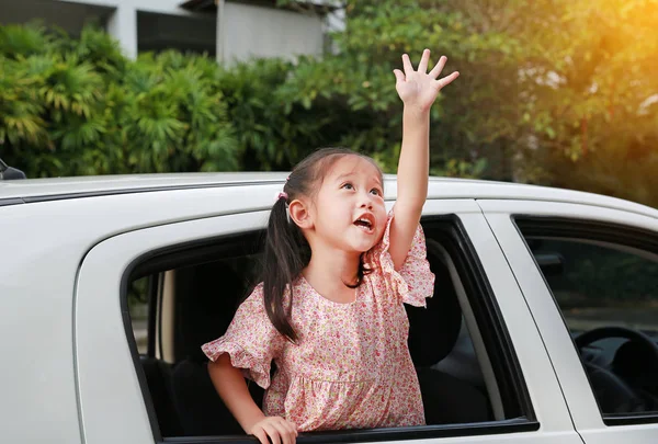 인사를 흔들며 뒷좌석에 귀여운 아시아 — 스톡 사진