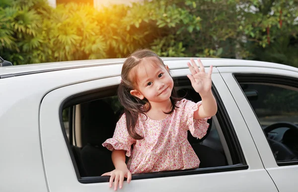 Ασιατικό Χαριτωμένο Κορίτσι Στο Πίσω Κάθισμα Ενός Αυτοκινήτου Κυματίζοντας Αντίο — Φωτογραφία Αρχείου